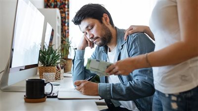 هل يجوز إقراض أخي من مال زوجي المغترب دون علمه؟ الإفتاء تجيب