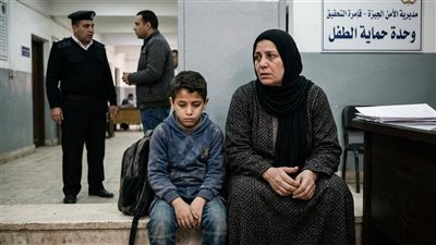 ضبط سيدة اعتدت على نجلها واستغلته في التسول بمحافظة الجيزة