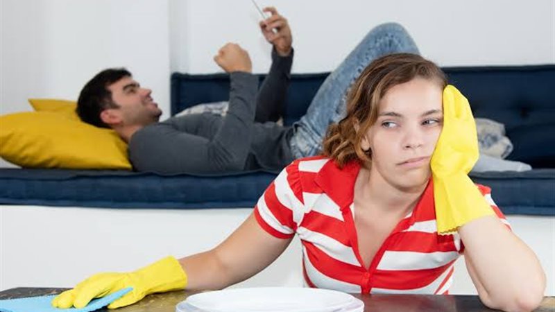 لماذا يرفض الزوج تقديم المساعدة في المنزل