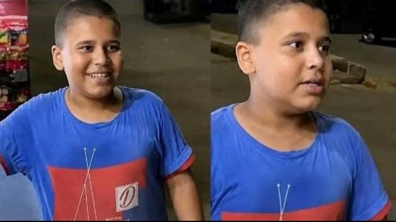 فتى يتحدث اللغات مع السياح 