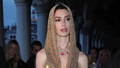 آن هاثاواي تثير التساؤلات.. كيف توفّق بين الحمل وجدولها الفني المزدحم؟