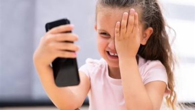 أطفال جيل ألفا.. هل قضت الاستقلالية على براءة الطفولة في زمن الشاشات المفتوحة؟