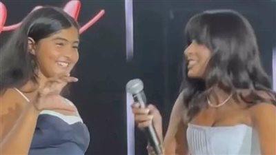 روبي تقدم ابنتها «طيبة» للجمهور على المسرح.. وتغني معها «مش مغرورة»