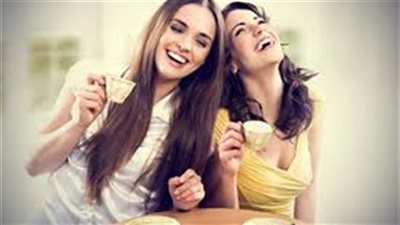 زميلتي تغار من صديقاتي وتريدني لها وحدها.. ماذا أفعل؟