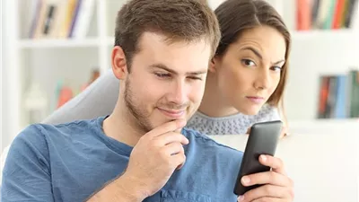 وسائل التواصل الاجتماعي.. كيف تشعل السوشيال نار الغيرة بين الأزواج؟
