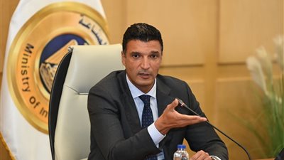 وزير الصناعة يبحث مع «الاستثمار المباشر ورأس المال المخاطر» تعزيز الاستثمارات الصناعية وتمويل المشروعات 