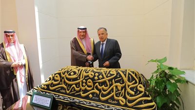 السعودية تهدي جامعة الدول العربية قطعة من كسوة الكعبة المشرفة