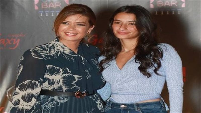 أميرة أديب مع والدتها منال سلامة 