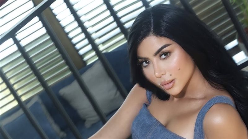 كارولين عزمي 