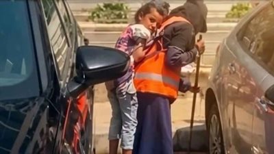 أم فارس تحمل نجلها المريض على ظهرها.. ووزارة التضامن تتدخل