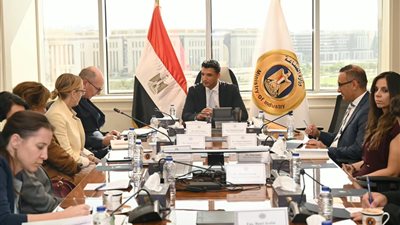 وزير الصناعة يبحث مع البنك الأوروبي لإعادة الإعمار تعزيز التعاون في الطاقة المتجددة والاقتصاد الأخضر