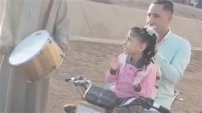 على ظهر حصان وبالمزمار والطبل.. أب يحوّل أول يوم دراسة لابنته إلى «زفة» ويشعل السوشيال 