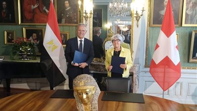 السفارة المصرية في برن تسترد قناع مومياء ذهبيًا أثريًا بالتنسيق مع السلطات السويسرية