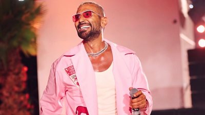 «إيه لبنان الحلوة دي».. أحمد سعد يشعل حماس الجمهور قبل حفله ببيروت
