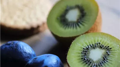 الكيوي أم البرقوق.. أيهما أفضل للتخلص من الإمساك؟