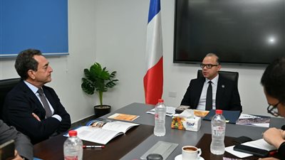  وزير الاستثمار والتجارة الخارجية يبحث مع السفير الفرنسي سبل تعزيز الاستثمارات وتعميق الشراكة الاقتصادية 