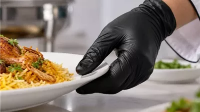 قفاز الطعام نظافة ظاهرية وخطر خفي