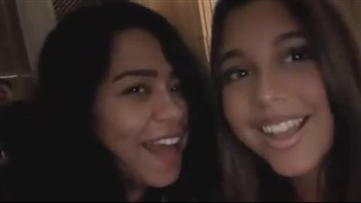 شيرين عبد الوهاب تغني مع ابنتها في ظهور عفوي.. «صوت مصر» تخطف القلوب بعيدًا عن المسرح