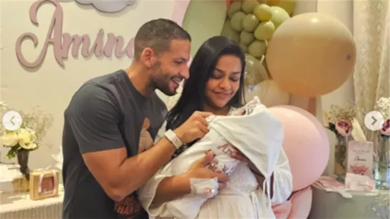 أسماء أبو اليزيد مع مولودتها وزوجها 