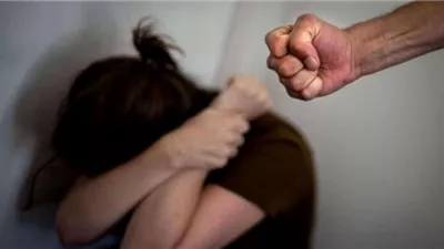 تهديد بالنفقة وعنف ينتهي بكسر يد الزوج