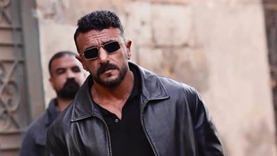 فيديو أحمد العوضي مع أحد المعجبين يثير الجدل.. ماذا حدث؟