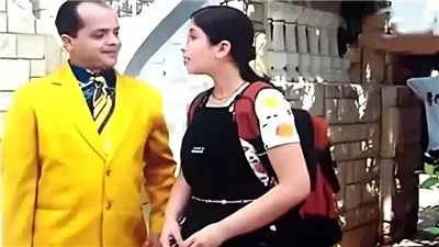 «خلف الدهشوري رجع الجامعة ».. طالب بأسيوط يشعل السوشيال ببدلة محمد هنيدي 