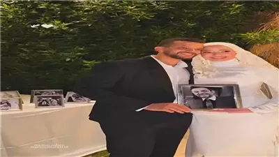 في ليلة زفافها.. ابنة محمد مرزبان تحتضن صورة والدها الراحل في مشهد أبكى القلوب