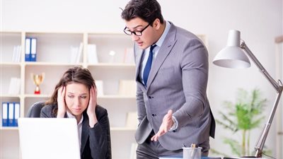 لموظفات برج الجدي: كيف تتعاملي مع مديرك الجوزاء في العمل 
