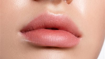 بديل للنفخ.. طرق طبيعية للحصول على شفاه ممتلئة