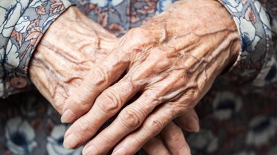 «طردني وخايفه لما أموت ميدفنيش».. أم تستغيث بـ«الداخلية» من جحود ابنها