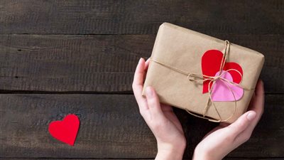 حفاضات وملابس فضفاضة.. اقتراحات هدايا «سنة أولى أمومة» في عيد الأم