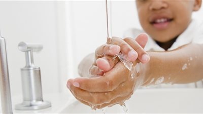 أبرزها غسل الأيدي.. 5 علامات تؤكد إصابة طفلك بـ«الوسواس القهري»