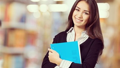 من كل بستان وردة.. المرحلة الجامعية تتسبب في حيرة للفتيات 