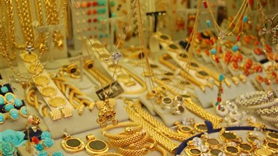 في عيد الأم الذهب الصيني يكسب .. وفتيات: «بنجمع بين التوفير والشياكة»