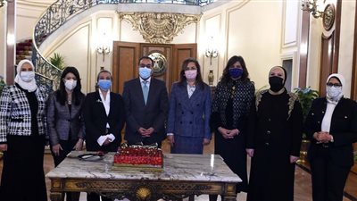 يوم المرأة المصرية.. مدبولي يهنئ الوزيرات في اجتماع الحكومة