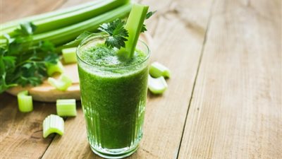 فوائده كثيرة للبشرة.. طريقة عمل عصير الكرفس