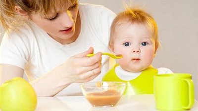 أخصائي تغذية يكشف أسباب ضعف جسم الأطفال بعد الفطام 