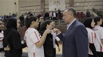 الخطيب يواسي لاعبات «يد الزمالك» بعد خسارتهن أمام «الأهلي»
