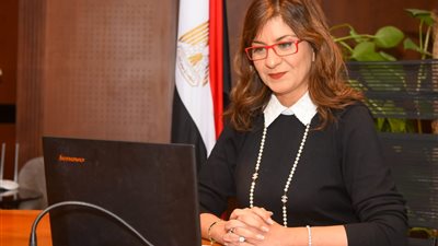 نبيلة مكرم: تحية للسيدات العظيمات اللاتي واجهن جائحة كورونا