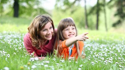 على حسب برجها.. صاحبي بنتك بهذه الطريقة 