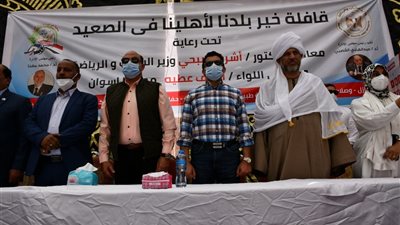 بينها تجهيز عرائس.. وزير الرياضة ومحافظ أسوان يطلقان قافلة خير بلدنا في «دراو»