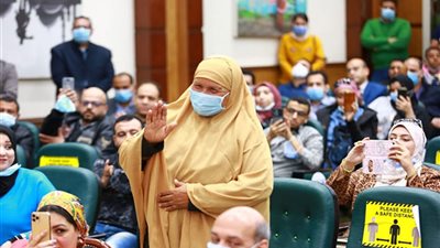 الأم المثالية: اشتغلت باليومية.. وشقى السنين راح مع التكريم.. فيديو