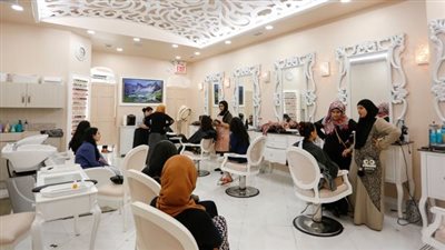 جمال «مدفوع الأجر».. صالونات التجميل كاملة العدد بـ«بنات العشرينات» 