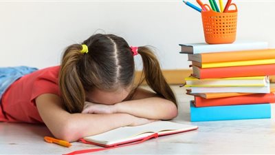 لـ« الأمهات».. كيف تتعاملين مع طفل يعاني من صعوبات التعلم؟