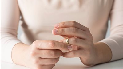 «مبشوفش من مرتبي أو فلوسه حاجة».. تفاصيل دعوى خلع زوجة أمام محكمة الأسرة