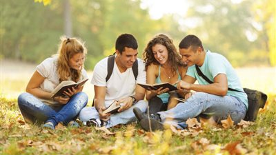 «لو أنتِ انطوائية».. 5 نصائح لتكوين صداقات خلال المرحلة الجامعية