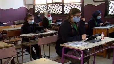 أستاذة مناهج تكشف سبب عودة الامتحانات الورقية بديلا عن التابلت.. فيديو