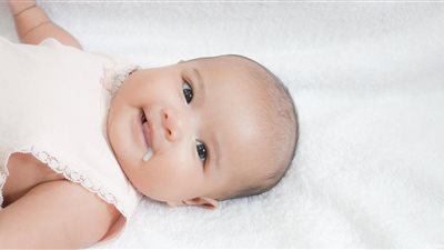 كيف تتعاملين مع الارتجاع عند طفلك الرضيع؟ طبيب يجيب