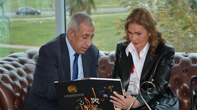 تكريم يسرا من الأكاديمية العربية 