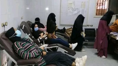 سيدات وفتيات يشاركن في التبرع بالدم لـ مصابي حادث قطاري سوهاج
